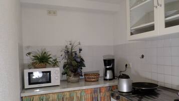 Kühlschrank, Mikrowelle, Herdplatte, Wasserkocher mit Kaffee-/Teezubehör