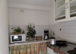 Kühlschrank, Mikrowelle, Herdplatte, Wasserkocher mit Kaffee-/Teezubehör