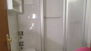 Dusche, Haartrockner, Handtücher, Toilettenpapier