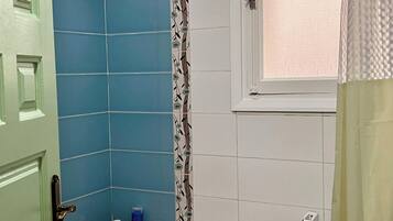 Regadera, secadora de cabello, toallas, jabón