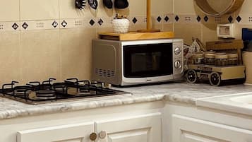 Réfrigérateur, micro-ondes, cafetiÚre/bouilloire, serviettes en papier