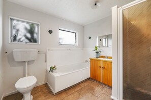 Badewanne, Haartrockner, Handtücher, Toilettenpapier