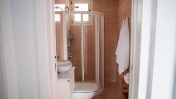 Bathtub, jetted tub, hair dryer, bidet