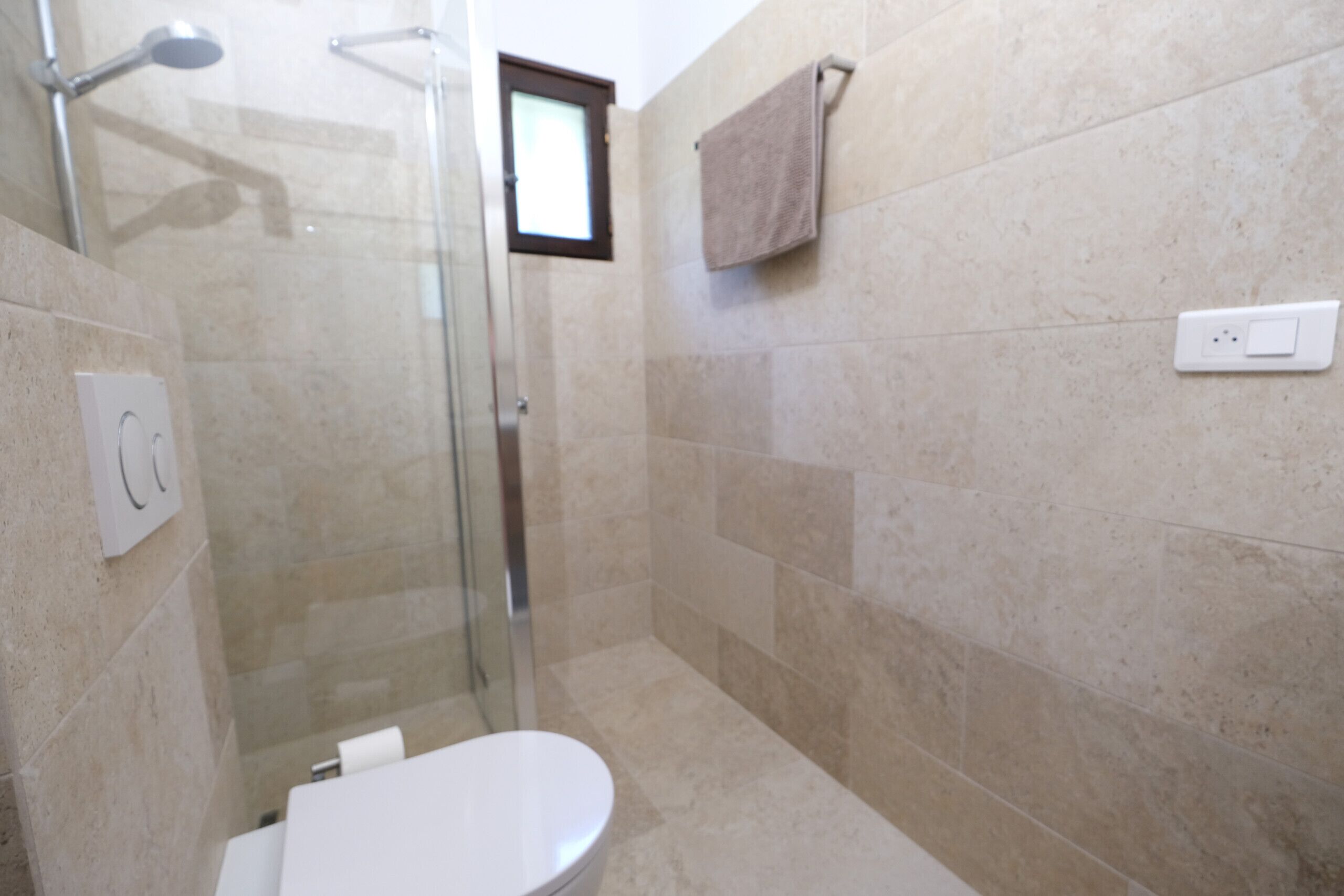 Baignoire, sèche-cheveux, serviettes fournies