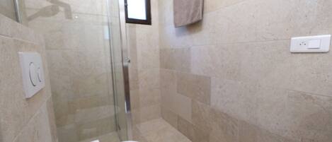 Baignoire, sèche-cheveux, serviettes fournies