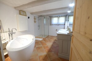 Badewanne, Haartrockner, Handtücher