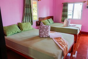 Individually furnished, desk, free WiFi, bed sheets - Weingchan Resort (Kumphawapi)