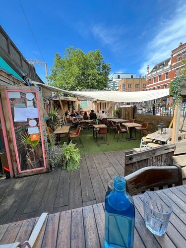 Stylish one bed apartment opposite station