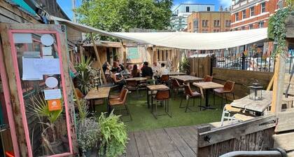 Stylish one bed apartment opposite station