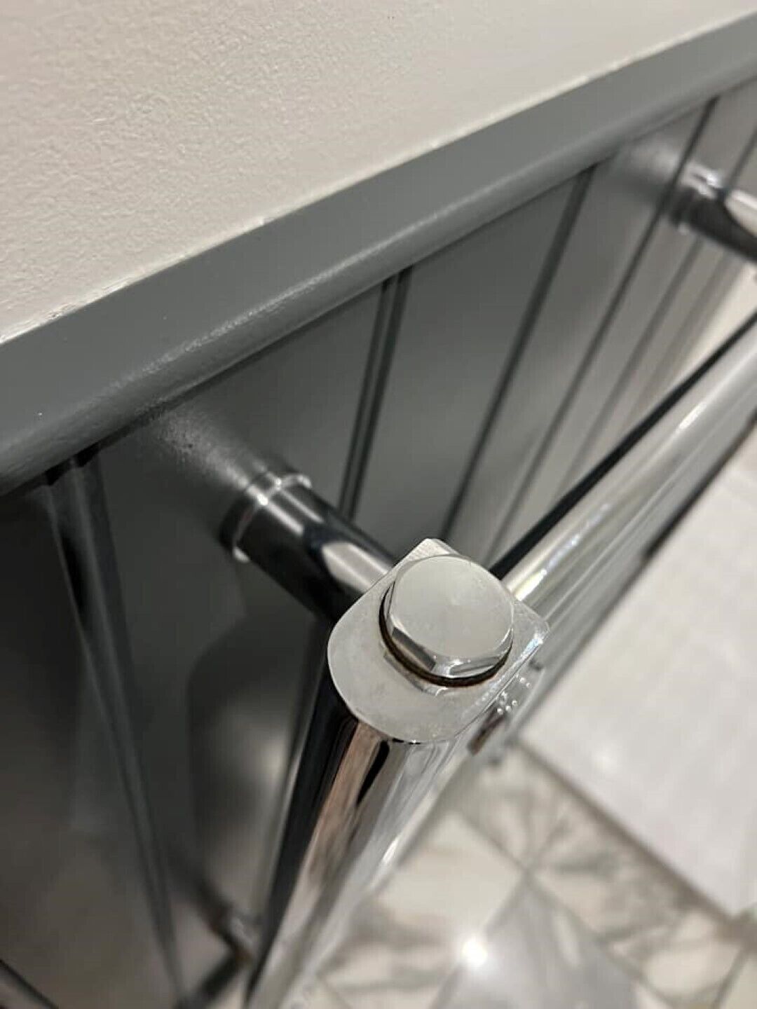 Een close-up van een metalen bout die een constructie bevestigt.