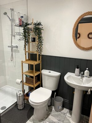 Shower - Modern 2 bed ground floor flat near station (London)