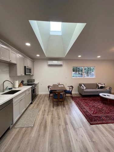 Secluded garden cottage, near Lake Washington, parks, and a diverse neighborhood