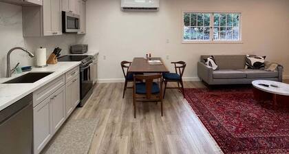 Secluded garden cottage, near Lake Washington, parks, and a diverse neighborhood