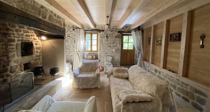Restored 19th-century farmhouse between nature and village with all amenities.