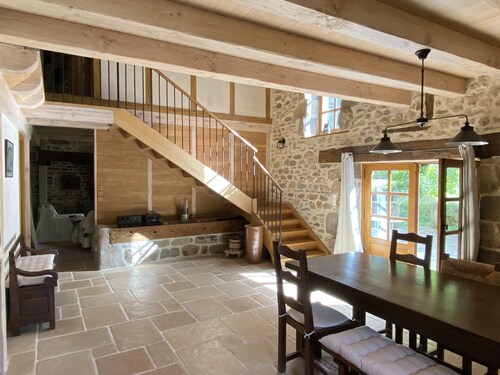 Fermette XIXe restaurée, entre nature et village offrant toutes commodités.