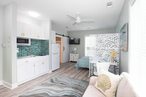 Desk, iron/ironing board, free WiFi, bed sheets - A Wave From It All - Studio 10 Min to Ocean (Myrtle Beach)
