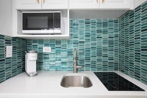 Fridge, microwave, stovetop, coffee/tea maker - A Wave From It All - Studio 10 Min to Ocean (Myrtle Beach)