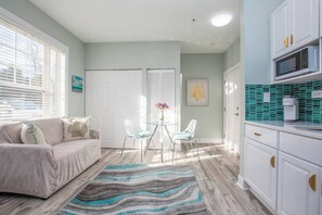 Interior - A Wave From It All - Studio 10 Min to Ocean (Myrtle Beach)