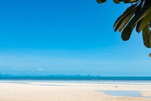 On the beach, sun-loungers, beach towels - Beachfront Villa Private Beach & Pool  3 Ensuite Bedrooms Housekeeper included   (จ.สุราษฎร์ธานี)
