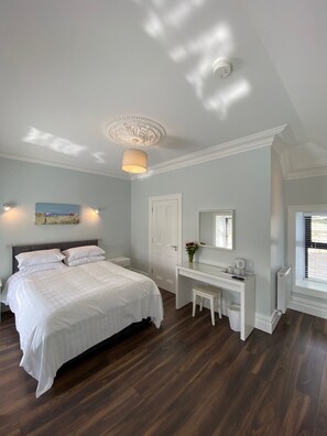 4 chambres, fer et planche à repasser, lit parapluie, Wi-Fi gratuit