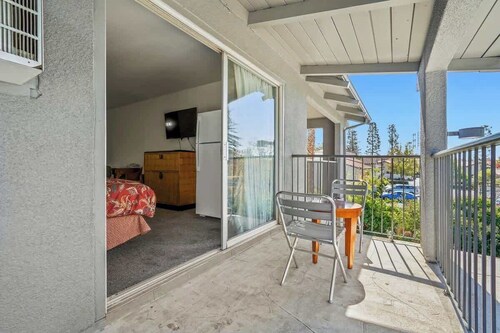 (Cozy studio, 1BED, 1BA, No kitchen)