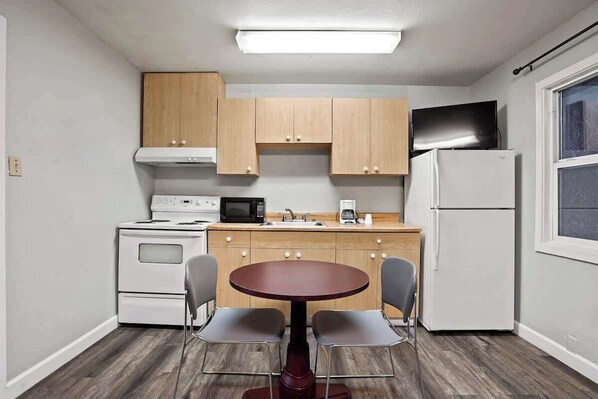 Frigorifero, microonde, forno, piano cottura