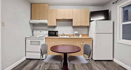 (Cozy studio, 2BED, 1BA, w/ kitchen)