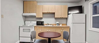 (Cozy studio, 2BED, 1BA, w/ kitchen)