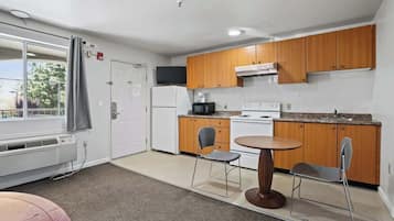 Geladeira, micro-ondas, cooktop, cafeteira/chaleira