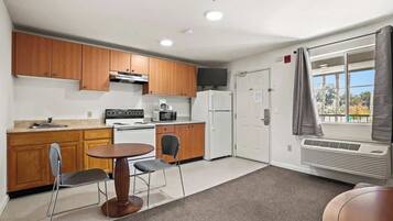 冰箱、微波炉、烤箱、炉灶