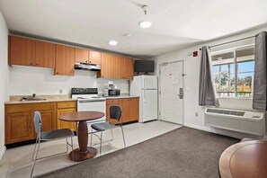 Een koelkast, een magnetron, een oven, een kookplaat