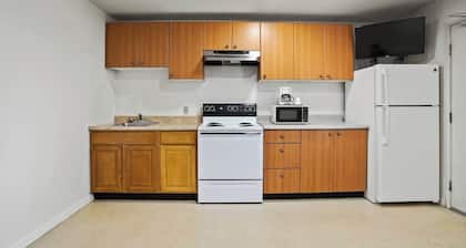 (Cozy studio, 1BED, 1BA, w/ kitchen)