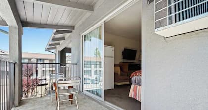 (Cozy studio, 2BED, 1BA, No kitchen)