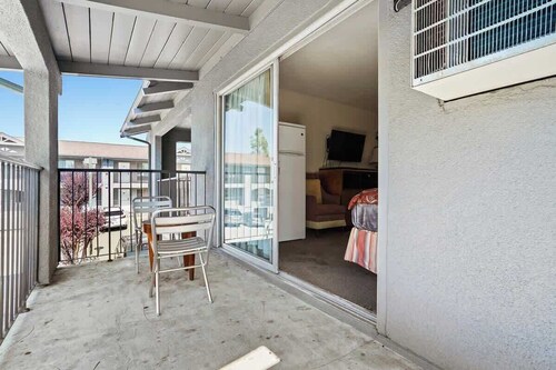 (Cozy studio, 2BED, 1BA, No kitchen)