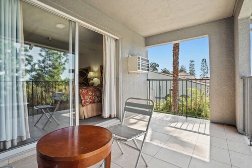 (Cozy studio, 2BED, 1BA, No kitchen)