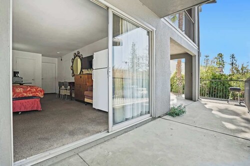 (Cozy studio, 1BR, 1BA, No kitchen)