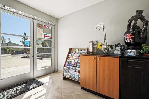 (Cozy studio, 1BR, 1BA, No kitchen)