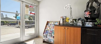 (Cozy studio, 1BR, 1BA, No kitchen)