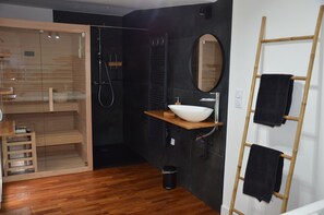 Shower, jetted bath, hair dryer, towels