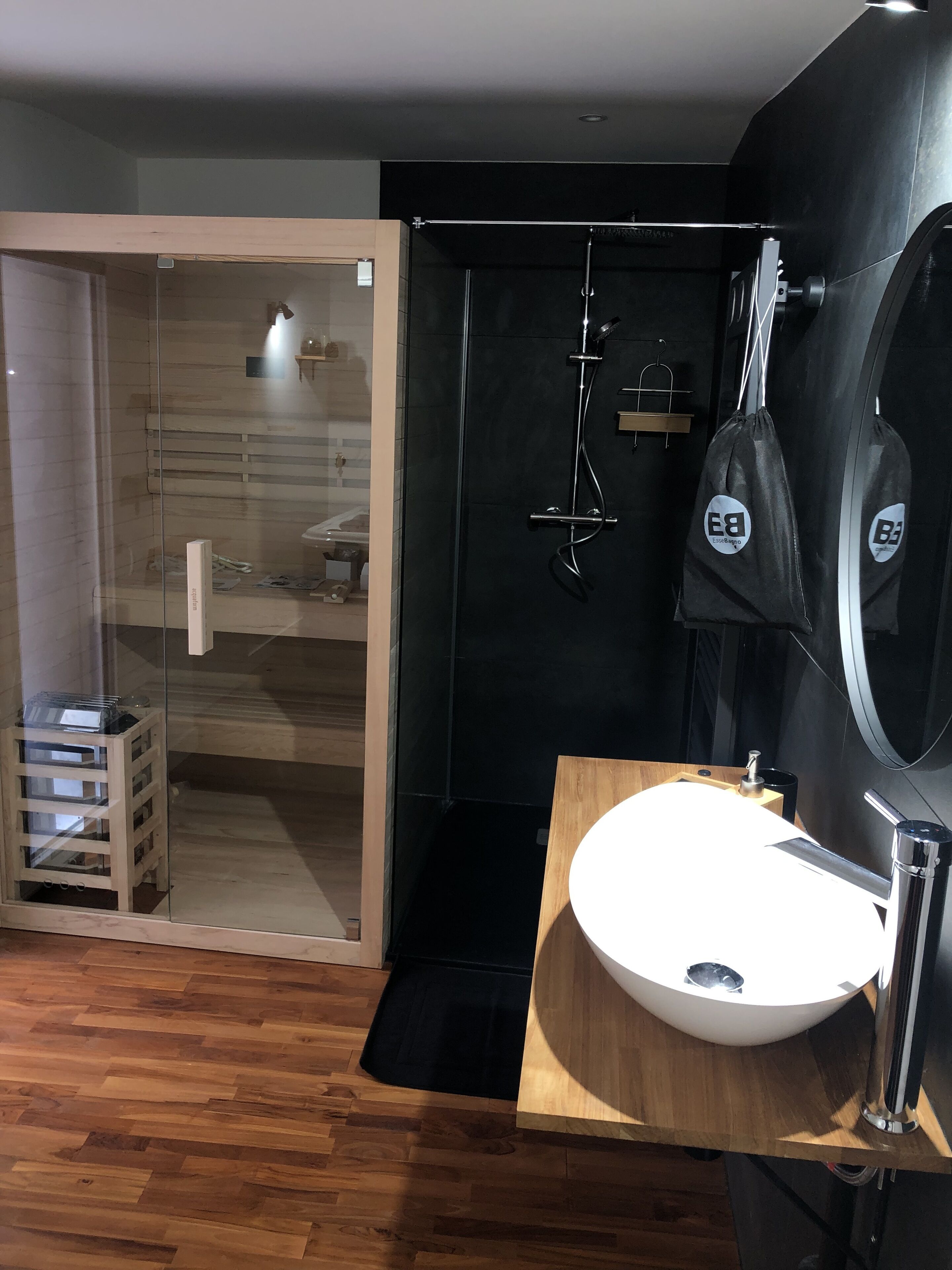 Dusche, Whirlpool, Haartrockner, Handtücher