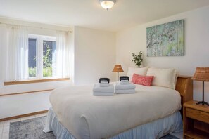 3 bedrooms, iron/ironing board, travel cot, free WiFi - Family Fun, Private, Close to Trails, Lakes, Beaches, Resorts (Olga)