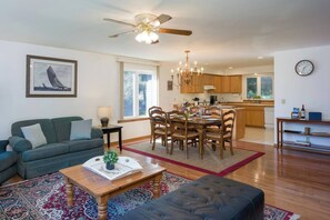 Smart TV, fireplace, DVD player - Family Fun, Private, Close to Trails, Lakes, Beaches, Resorts (Olga)