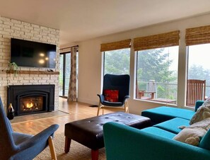 スマートテレビ、暖炉、書斎 / ワークスペース