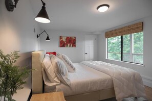 3 soverom, skrivebord, strykejern/-brett og reiseseng for barn