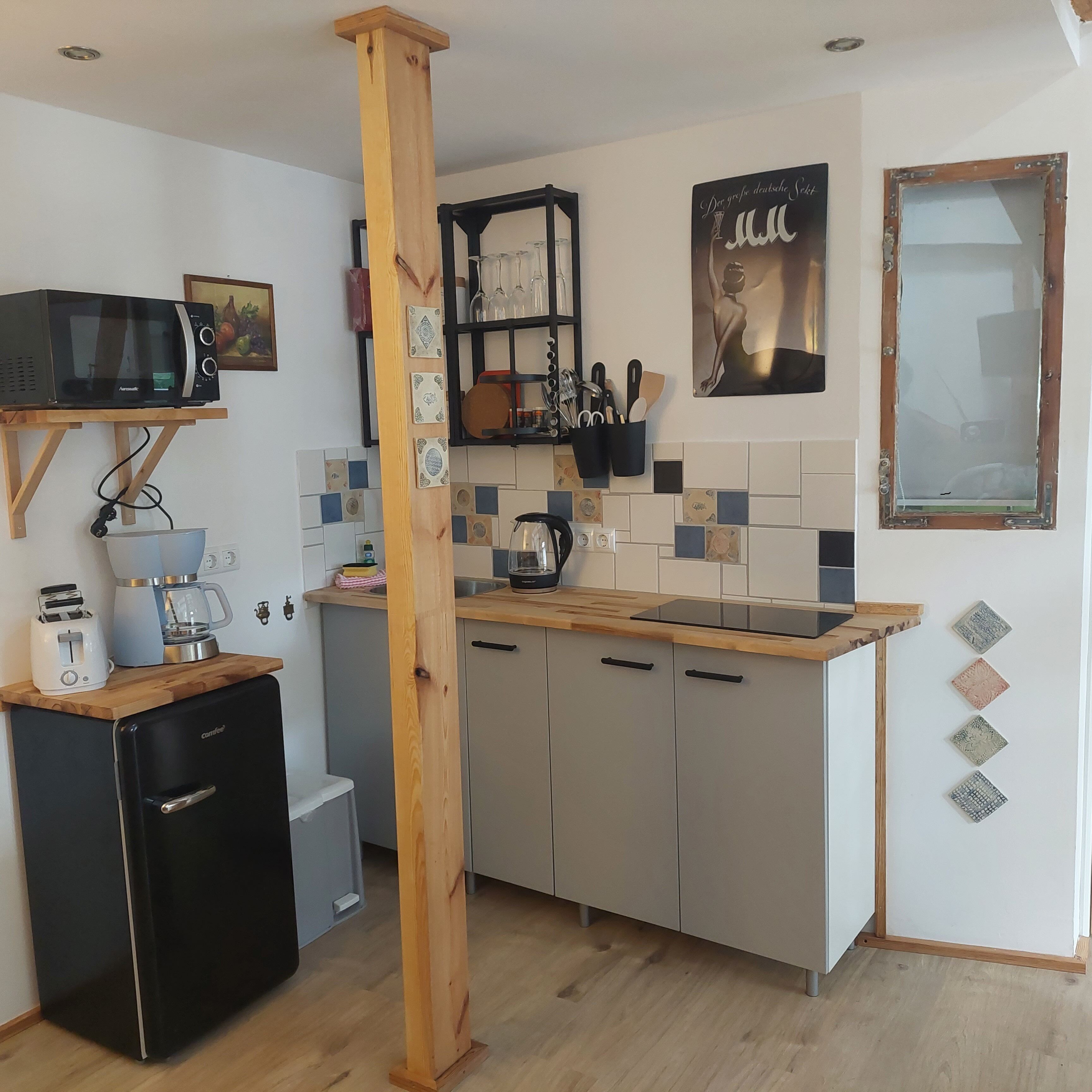 Kühlschrank, Mikrowelle, Herdplatte, Wasserkocher mit Kaffee-/Teezubehör