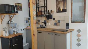 Kühlschrank, Mikrowelle, Herdplatte, Wasserkocher mit Kaffee-/Teezubehör
