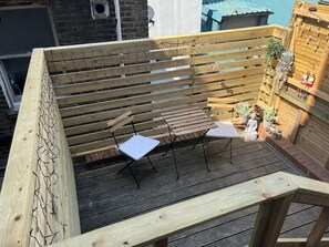 Outdoor dining - Lovely one bed first floor apartment with patio (London)