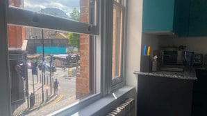 Una cocina con ventana que da a la calle.