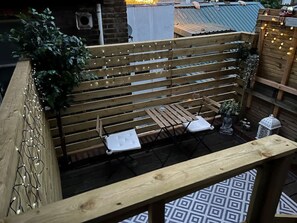 Outdoor dining - Lovely one bed first floor apartment with patio (London)