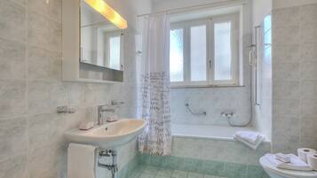 Standard-Apartment, 3 Schlafzimmer (Bellinzona in centro) | Badezimmer